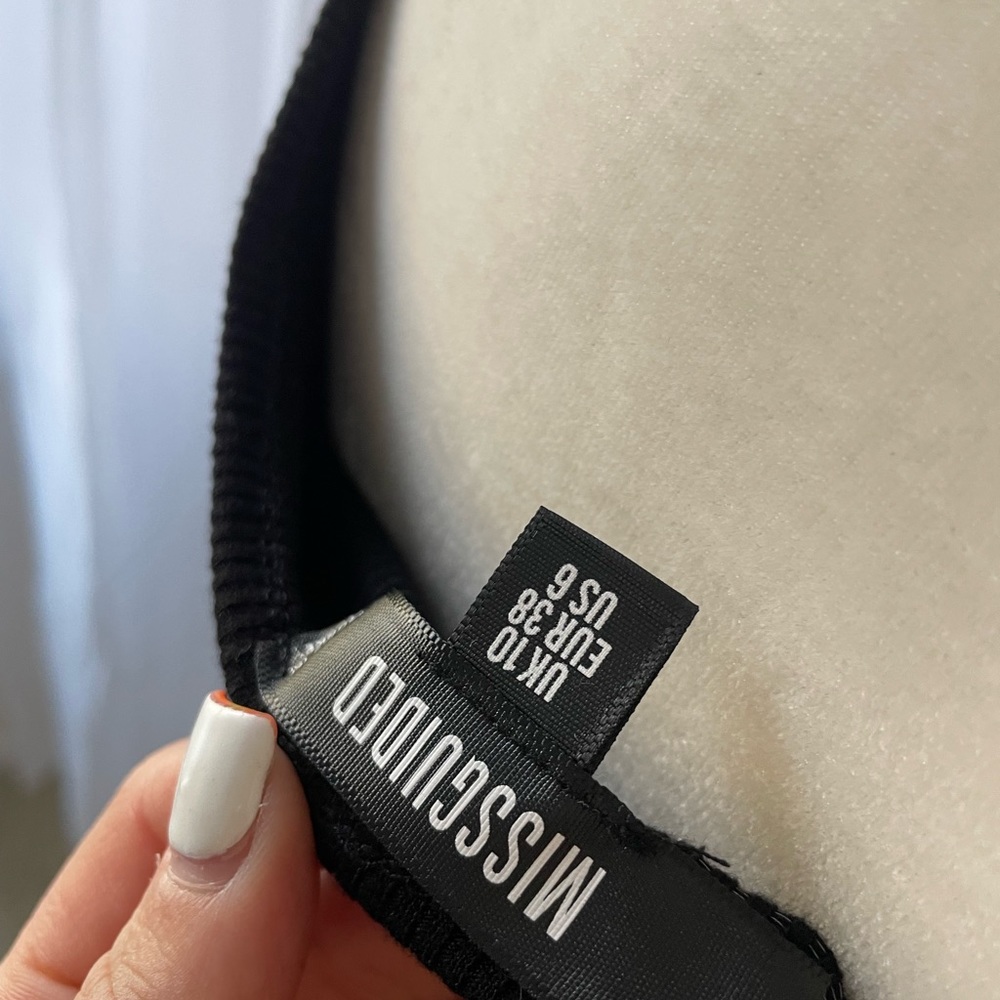 Missguided Ribbed V-Neck Bodysuit - Picture 3 of 3